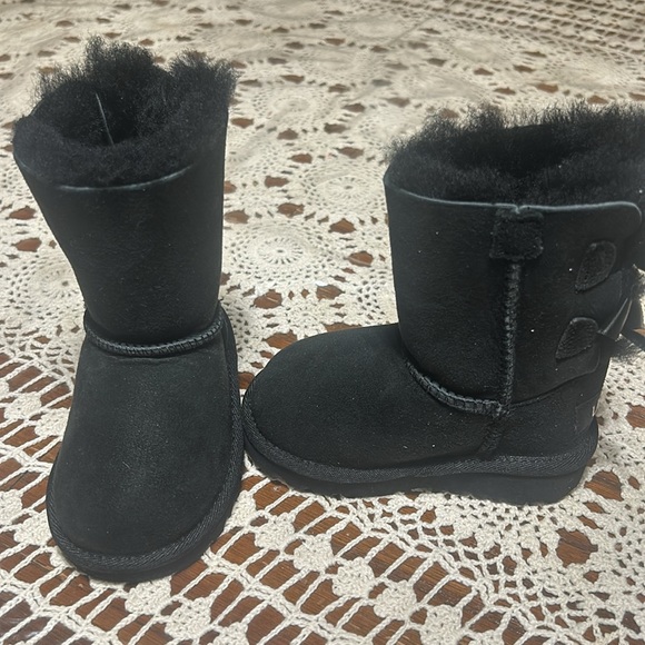 Brand New UGG Bailey Bows Toddlers - Picture 3 of 3